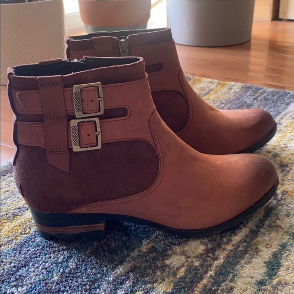 Sorel Lolla waterproof booties, Burro, like new, 9